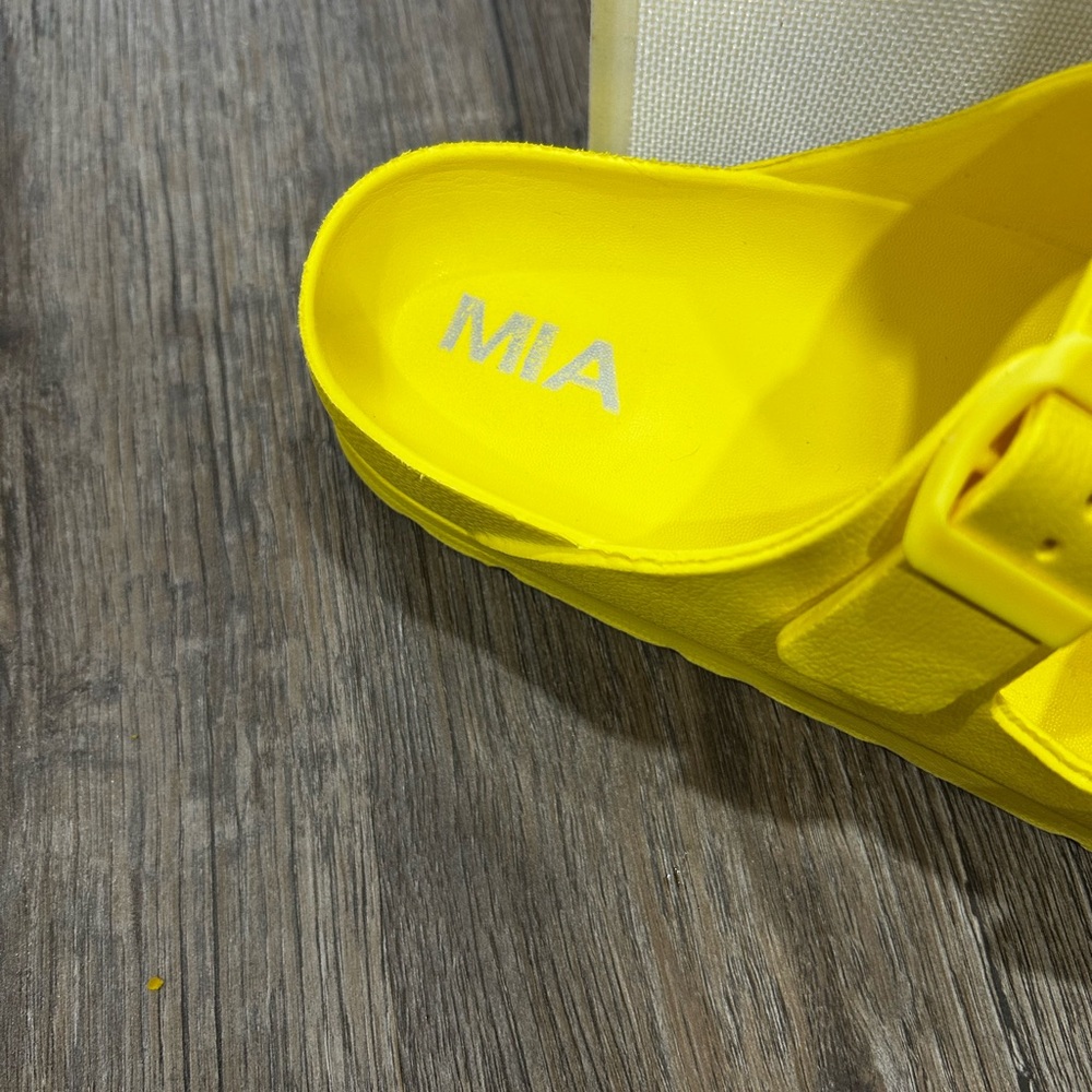MIA Sunny Yellow Double Strap Women’s Sandals Size 6 - Picture 2 of 6
